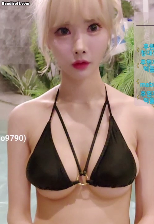 비키니 착장 공개한 윤개굴이 언더붑 연출로 화제