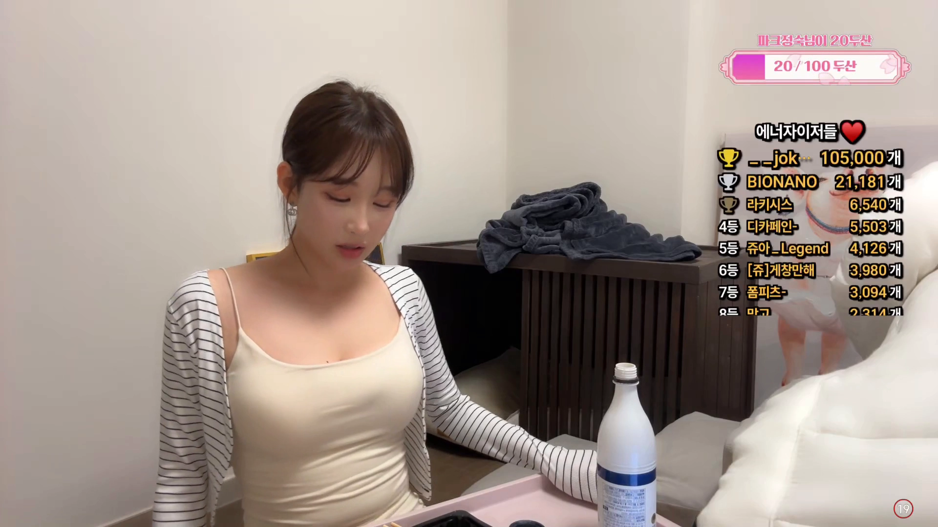 화장실 가던 여캠 원피스 사이로 팬티 살짝 보여버림