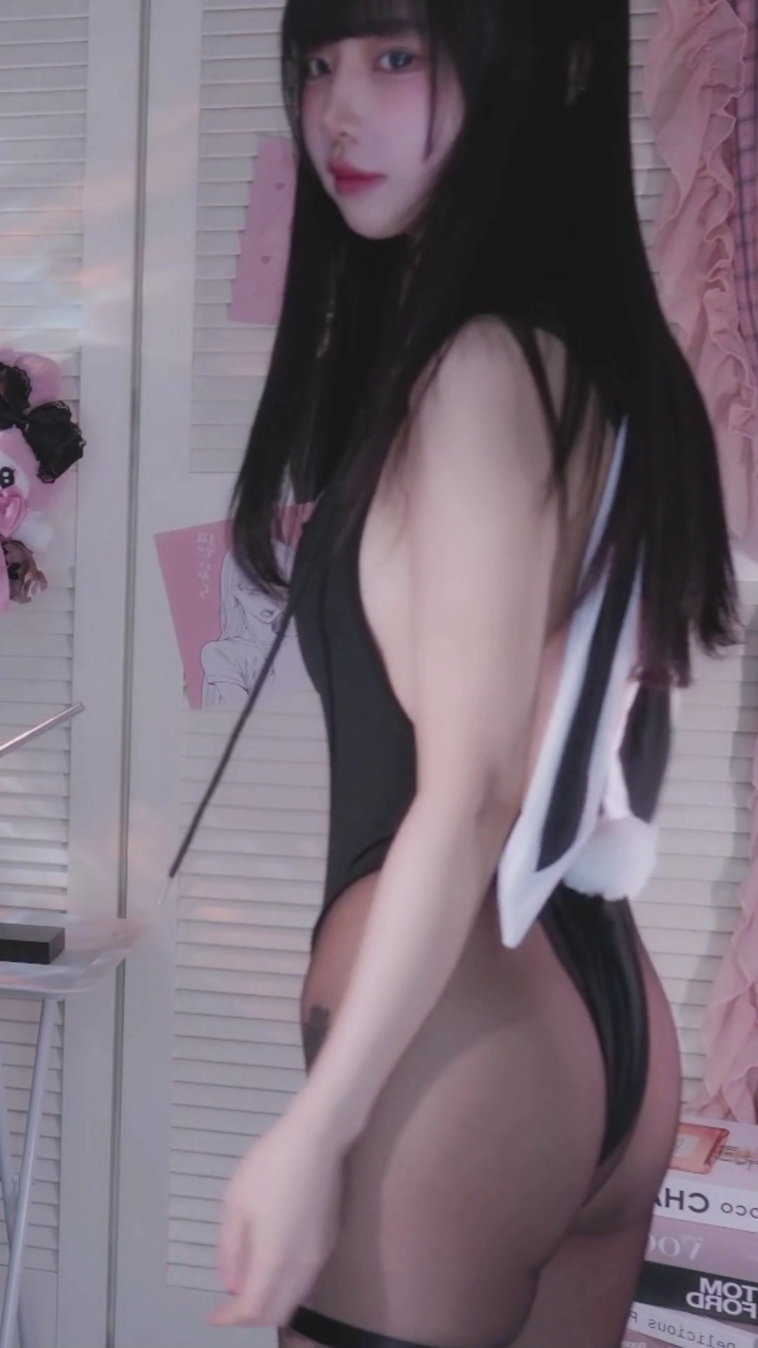 하이레그 바니걸 복장 입은 유혜디 검스 사이로 엉벅지 노출