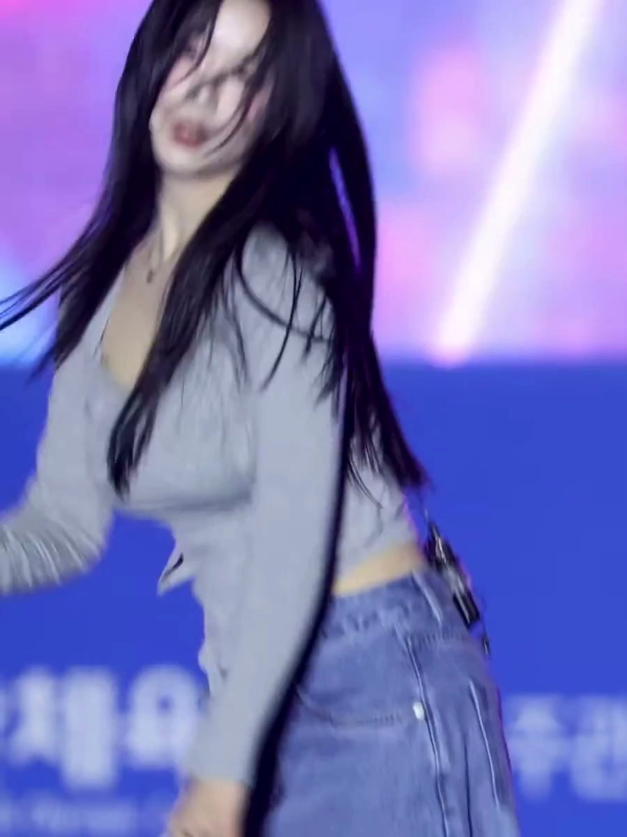 무대에서 터진 김채연 가슴골 무빙