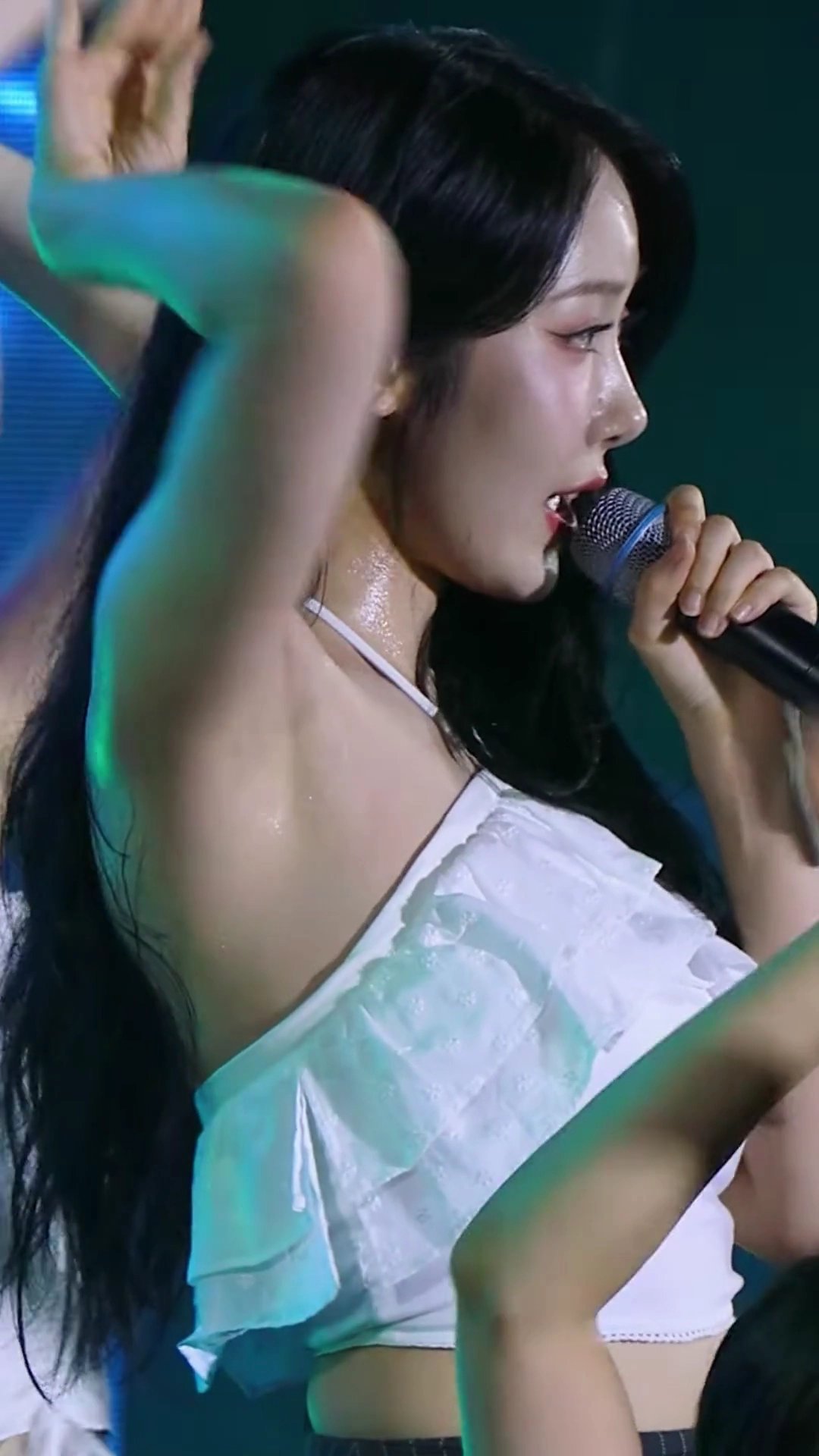 초고화질로 포착한 홀터넥 의상 속 비비지 신비 겨땀