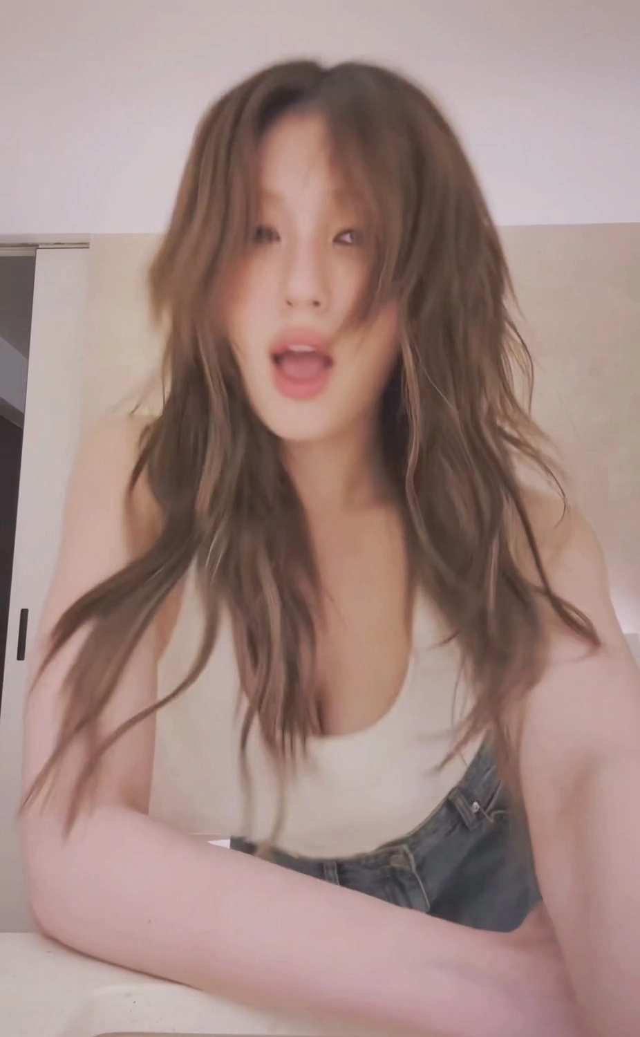 민소매 의상 초대박 전소미 가슴골 노출