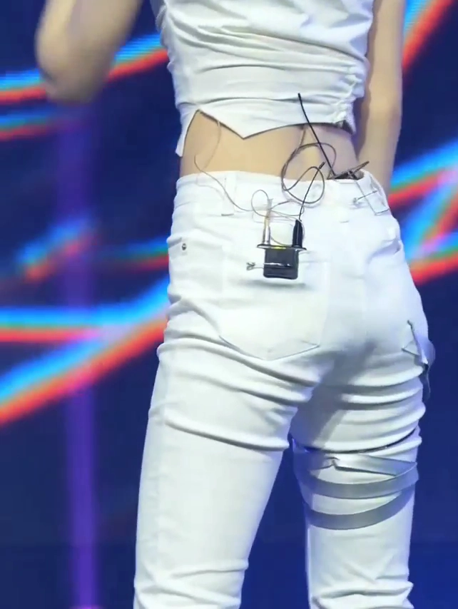 타이트한 의상 아래 은은히 드러난 엔믹스 배이 팬티라인