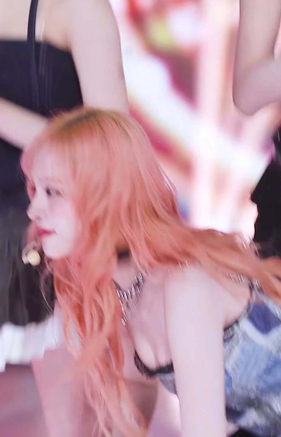 오픈숄더 입은 아이브 리즈 가슴골