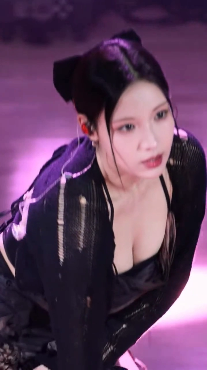 숨멎주의 라잇썸 초원 가슴골 노출 장면