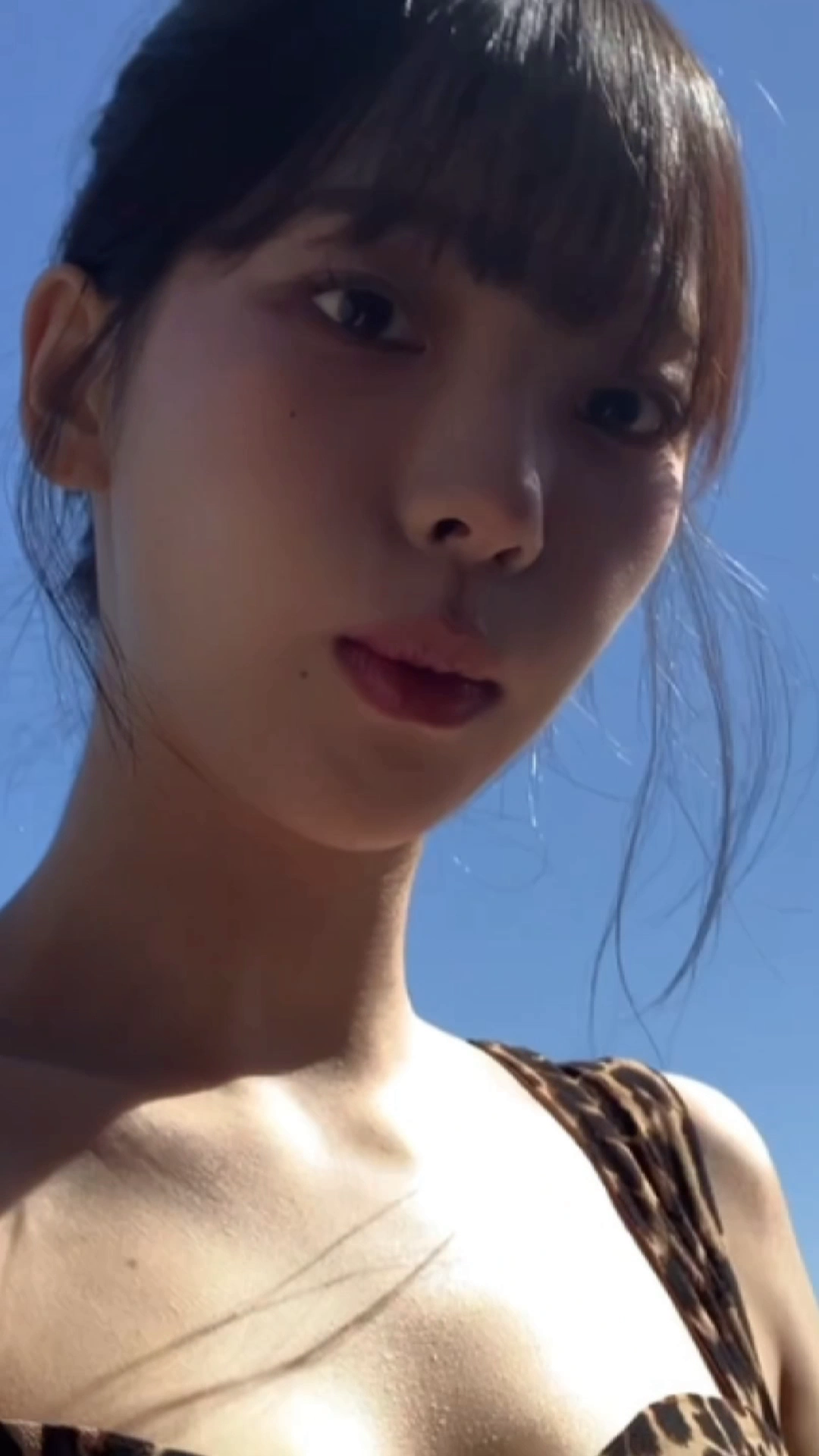 카리나 가슴골+닭살 클로즈업