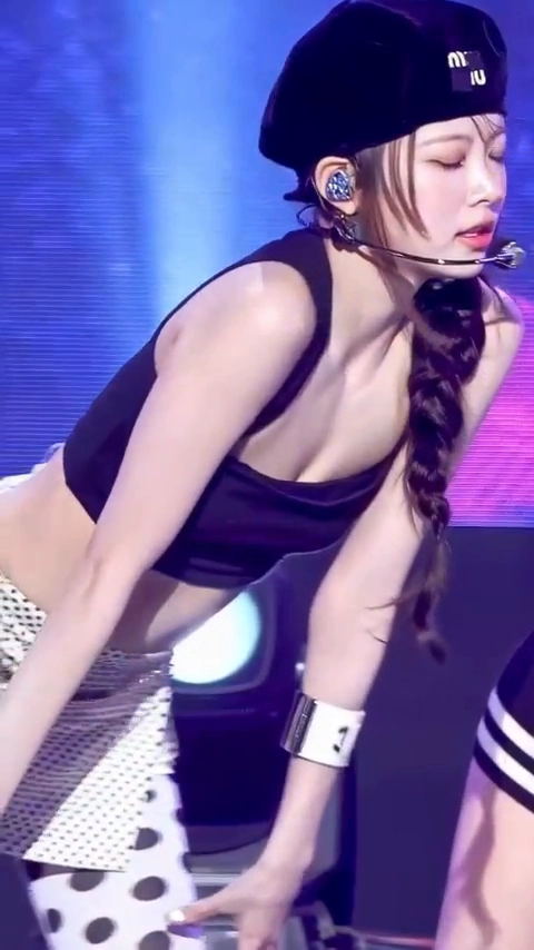 무대 중 르세라핌 은채 가슴골 노출