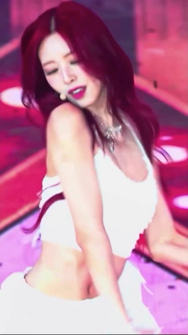 있지 유나 가슴골 드러난 무대 영상 레전드 컷