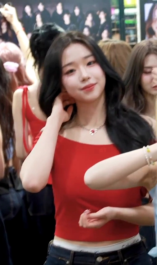 김채연 미드 강조된 저격 의상 남초 반응 레전드