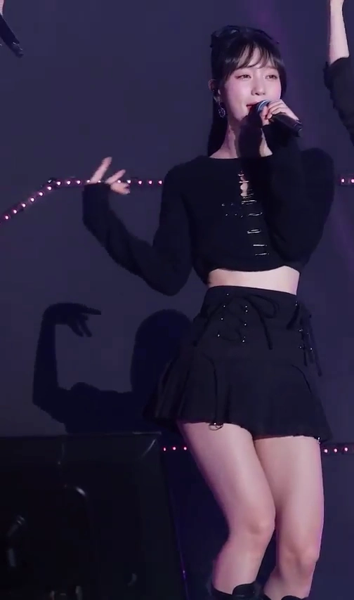 오마이걸 유빈 엉밑살 노출된 검정 주름치마 회전 각도 역대급