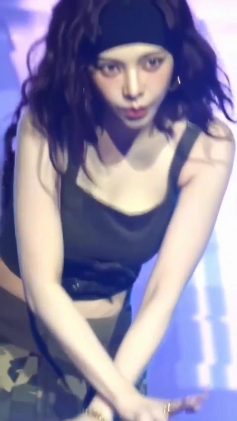 카리나 가슴골 노출된 숙이는 각도 에스파 무대 직캠