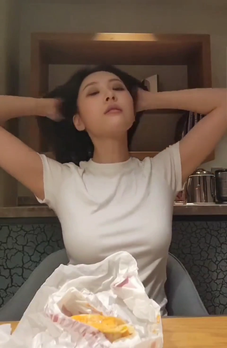 선미 옆슴라인 머리 쓸어올리는 순간 묵직하게 드러난 착장