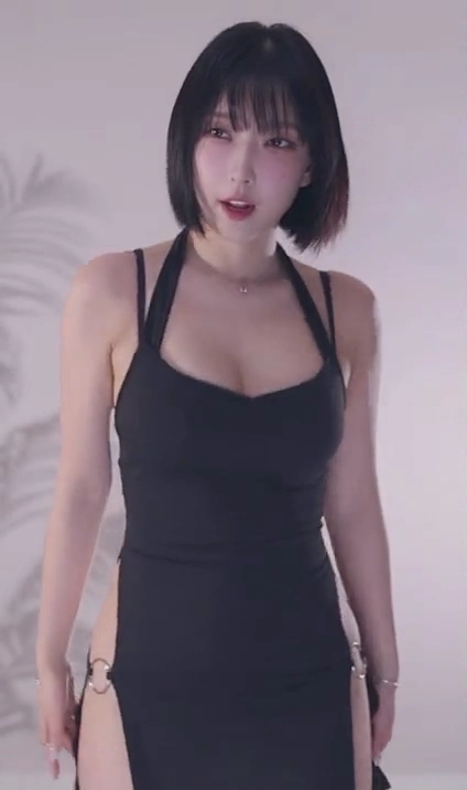 윗슴 떨림 포착된 이지각 옆트임 원피스