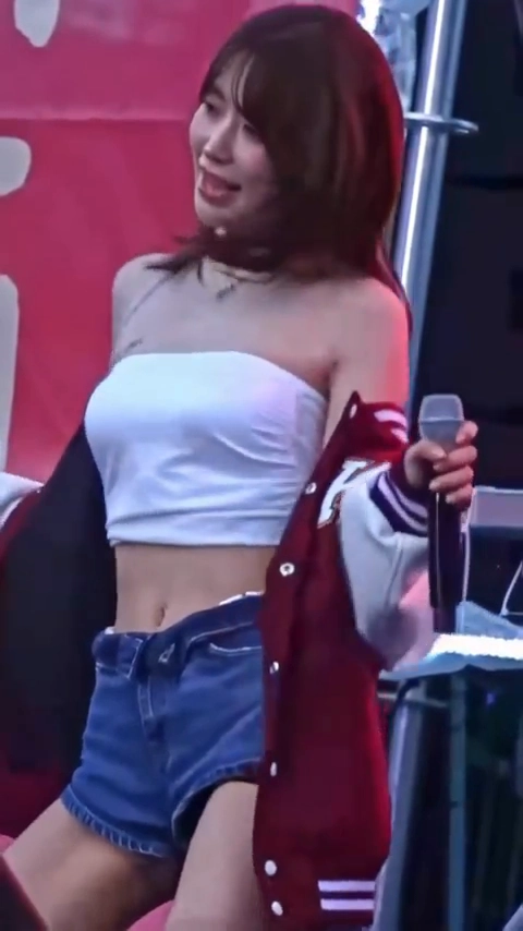 사쿠라 윗슴 훤히 보인 튜브탑 찰랑이는 바운스 직캠