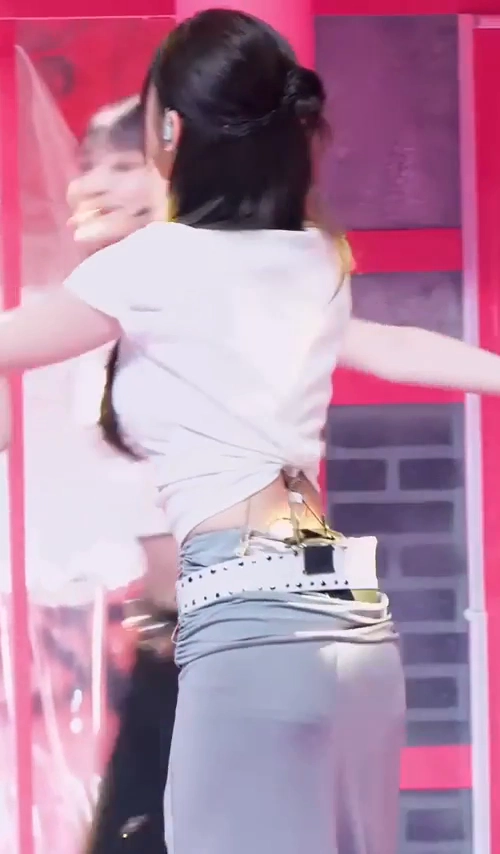 아이들 미연 타이트한 회색 스커트에 팬티라인까지 비친 착샷