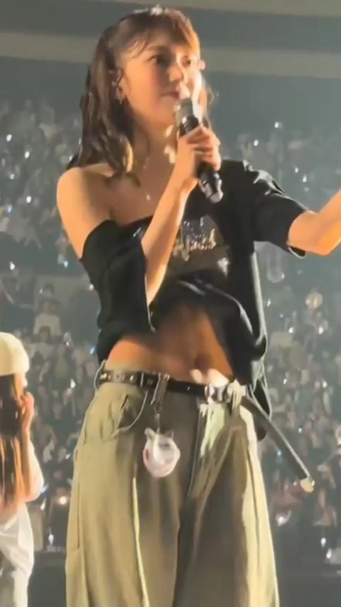 머리 위 하트하다가 사쿠라 언더붑 드러난 순간 직캠