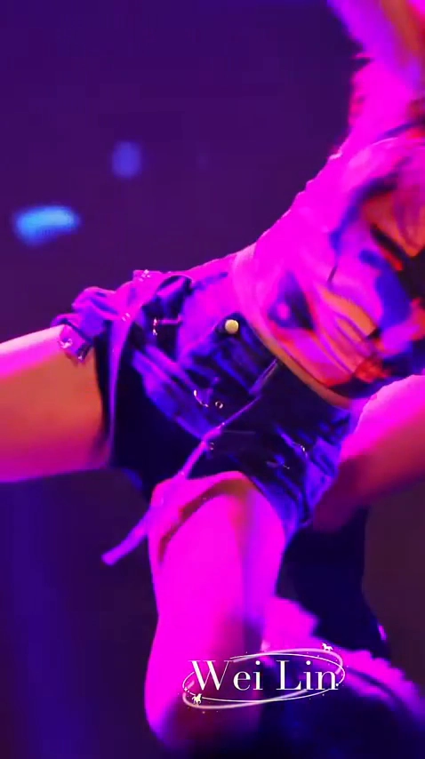 엉덩이 세우며 일어서는 ITZY 류진 엉벅지 곡선 그대로 드러난 직캠