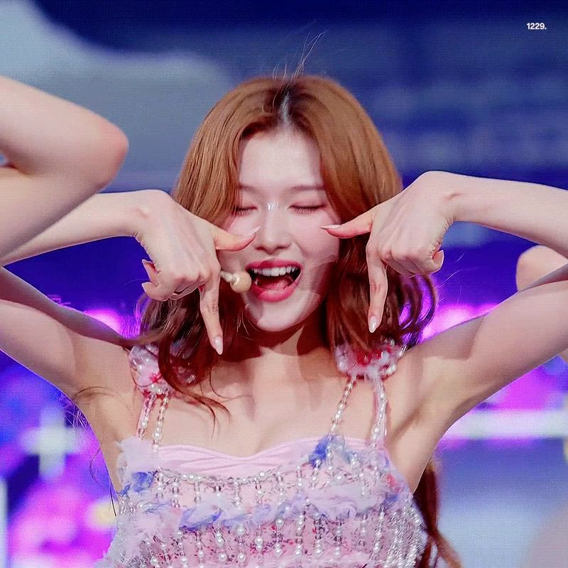 많이 섹시해진 트와이스 사나 야드랑이 노출 무대