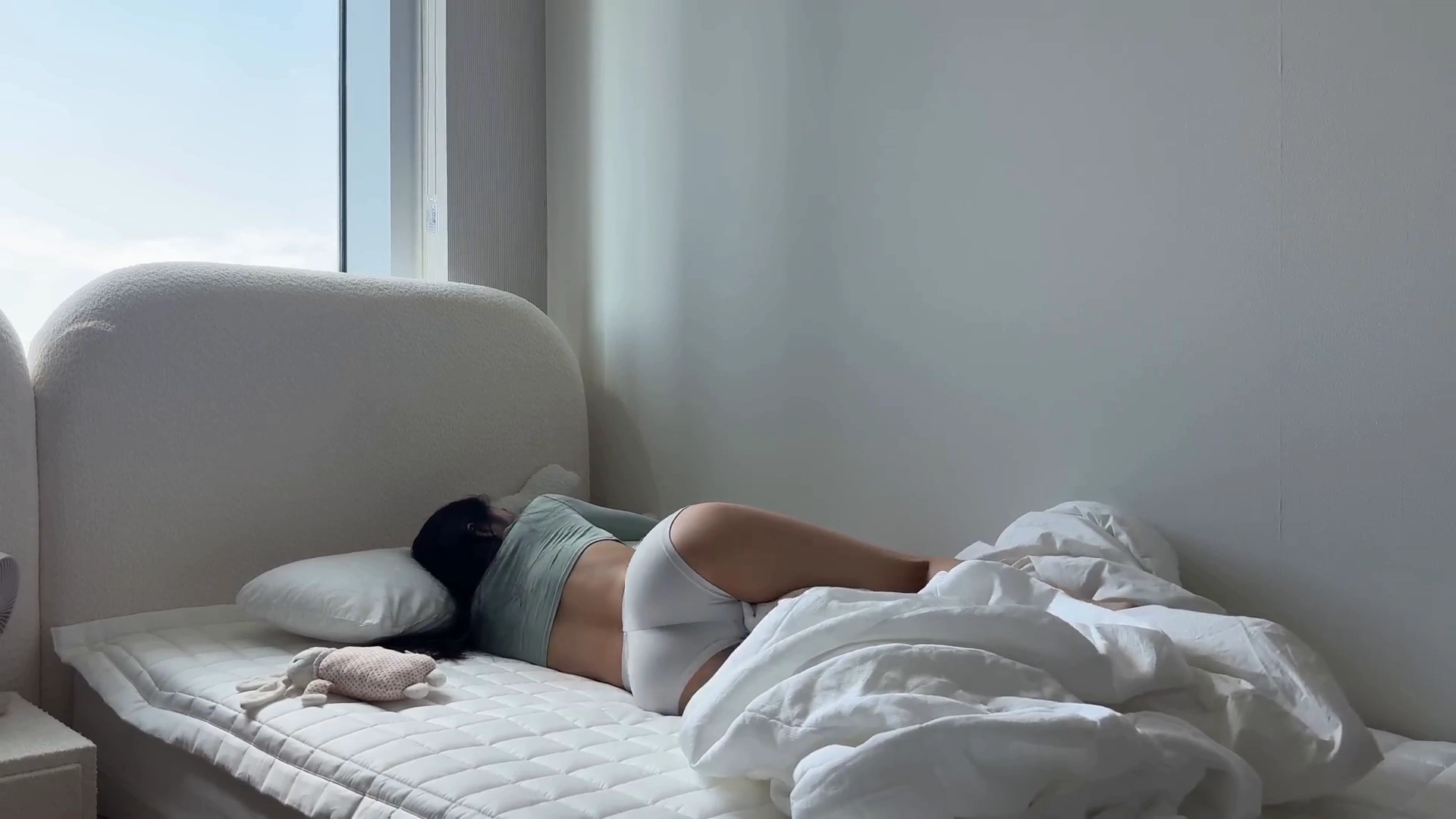 침대 위 누나 팬티 입고 자는 각도