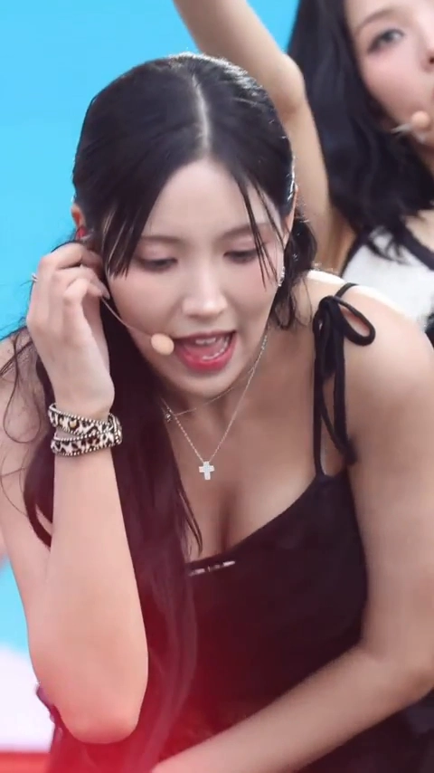 라잇썸 초원 가슴골 숙일 때마다 출렁이는 각도 시선 못 피함