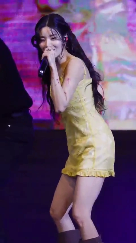 권은비 윗슴 드러낸 슴부먼트 슬립샷 묵직한 라인에 시선 고정