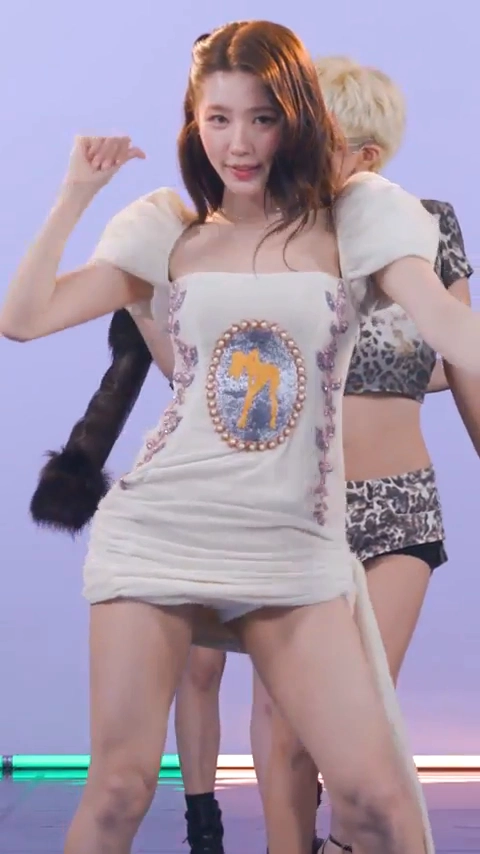 릴레이댄스 중 원피스 말려올라간 미연 도끼자국 역대급 착시노출