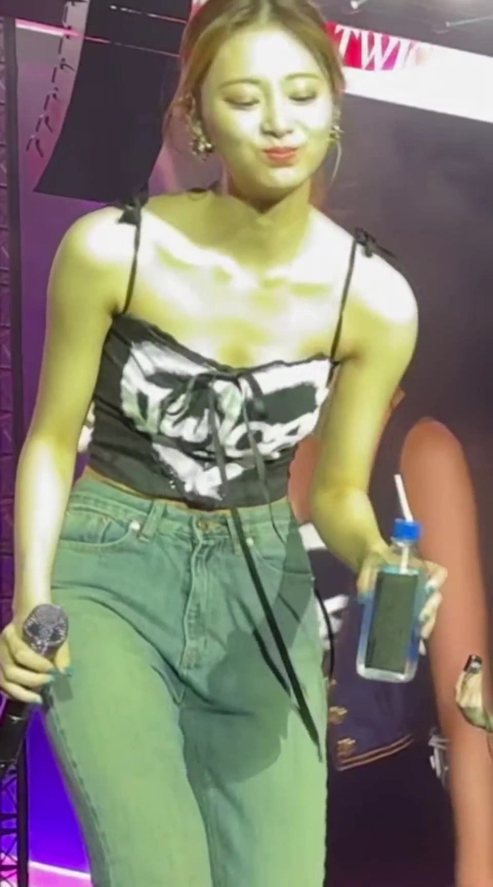 트와이스 쯔위 가슴골 터진 숙임샷 물병 내려놓는 장면이 이럴 줄이야