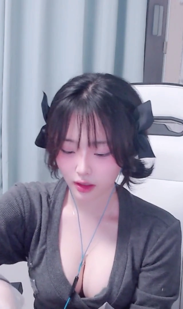 여캠 가슴이 치킨 사이즈라는 드립 실제 볼륨 보고 말문 막힘